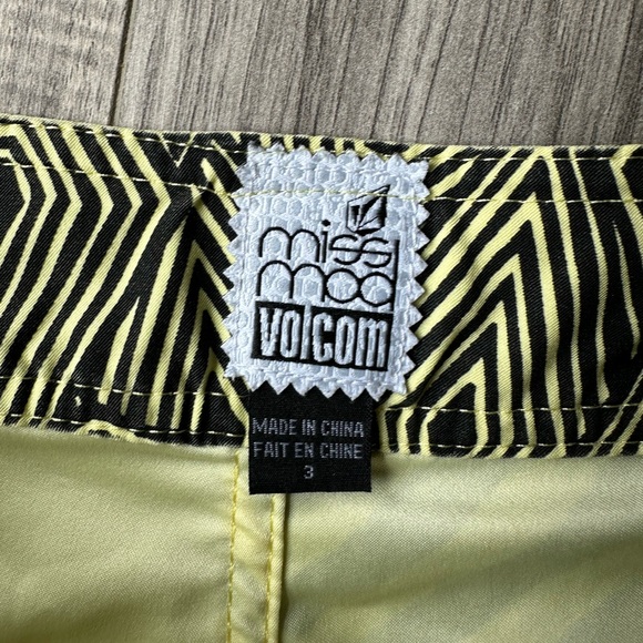 Volcom Miss Mod Boardshorts Pockets and Rubber Embellishments in Yellow Size 3 - Picture 6 of 9